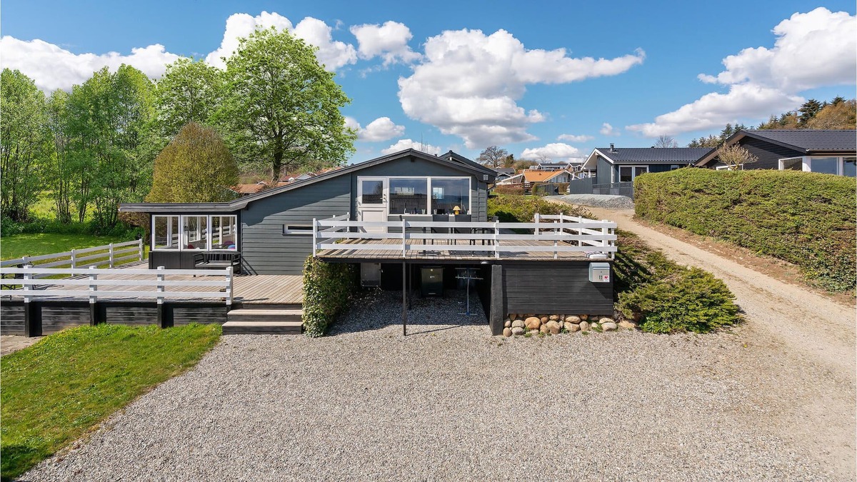 Bjert House | Attractive cottage with beautiful winter garden and sea view near the beach.