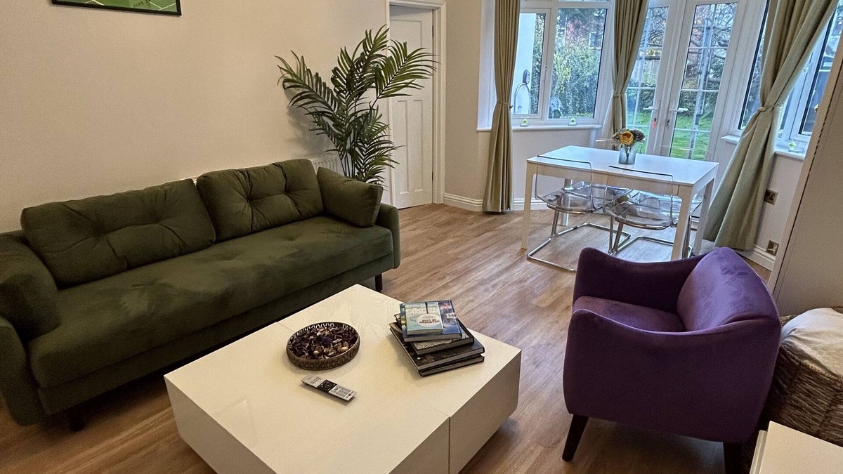 Hillside Apartment | Attractive garden studio apartment in Wimbledon, London, close to tube, WiFi