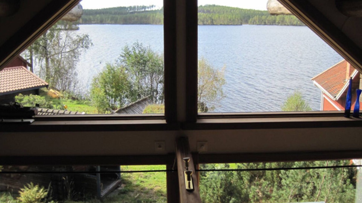 Mora House | Attractive timber lodge near lake beach