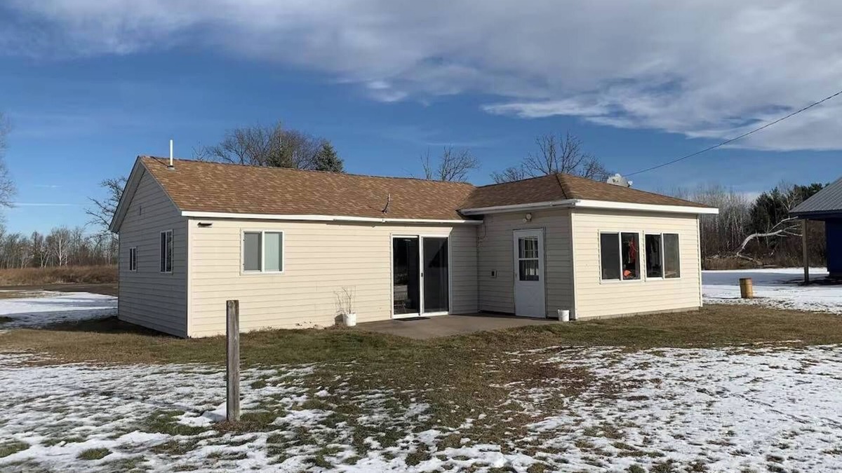 Markville Cabin | ATV and Snowmobile trails 1/4 mile away. Full size Big Buck Hunter Arcade game.