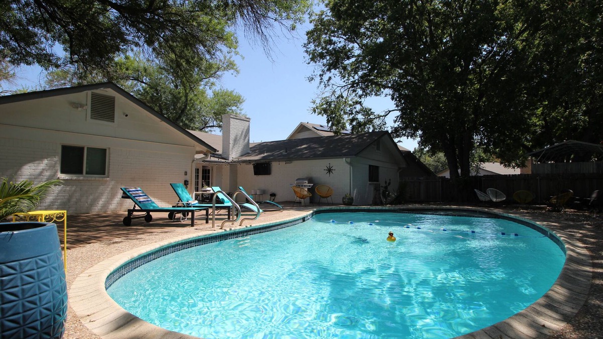 North Austin Civic Association House | ATX house & pool - minutes from 6th/UT/Q2/Domain