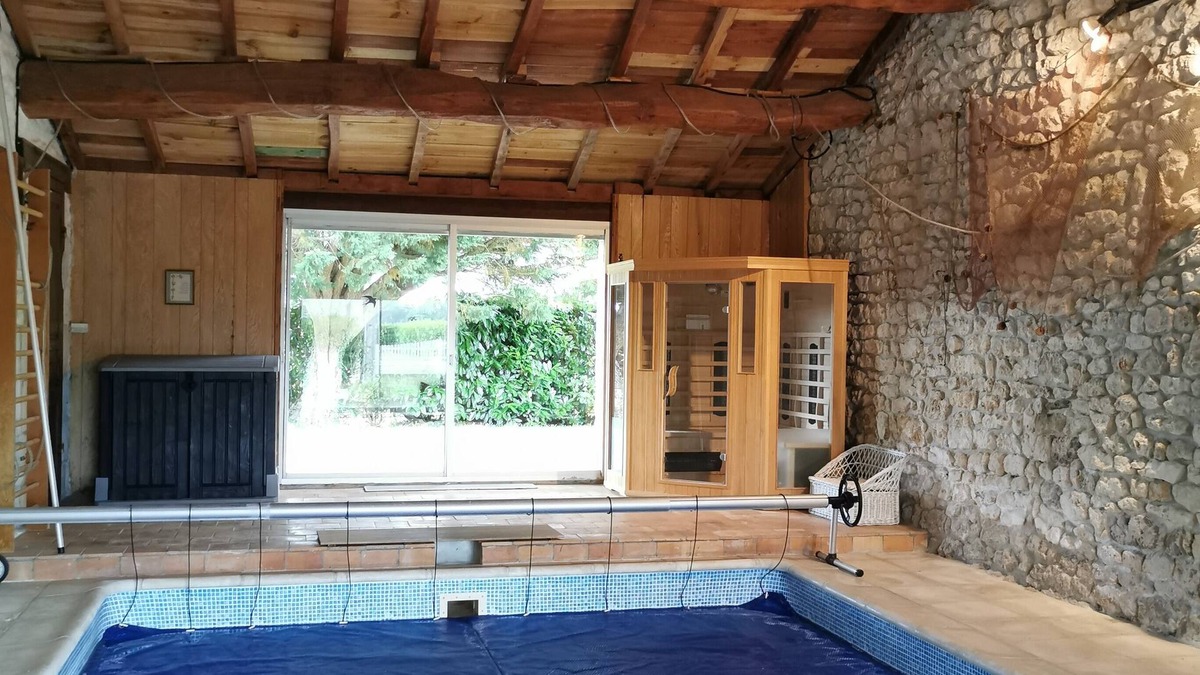 Saint-Sulpice-d'Arnoult House | Atypical Charentais country house: Sauna and indoor pool