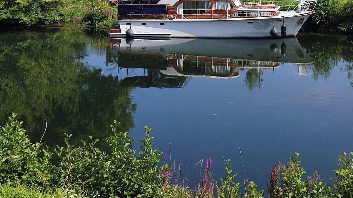 Eaucourt-sur-Somme Boat Rental | Atypical and cozy moored dutch boat on the Somme river
