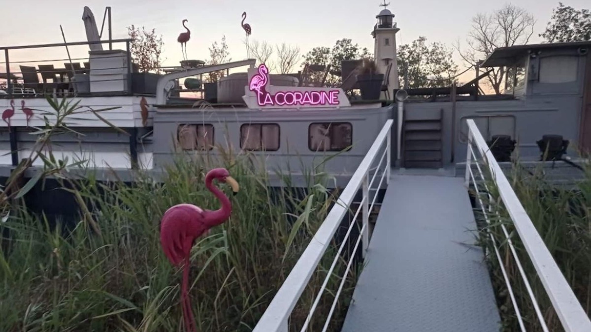 Aigues-Mortes Boat Rental | ATYPICAL AND UNUSUAL STAY ON OUR PENICHE LA CORADINE WITH SPA ON REQUEST