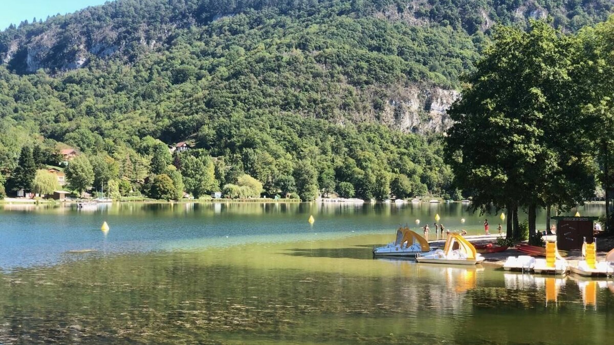 Hautecourt-Romaneche Ski Chalet | Atypical chalet, calm nature and river