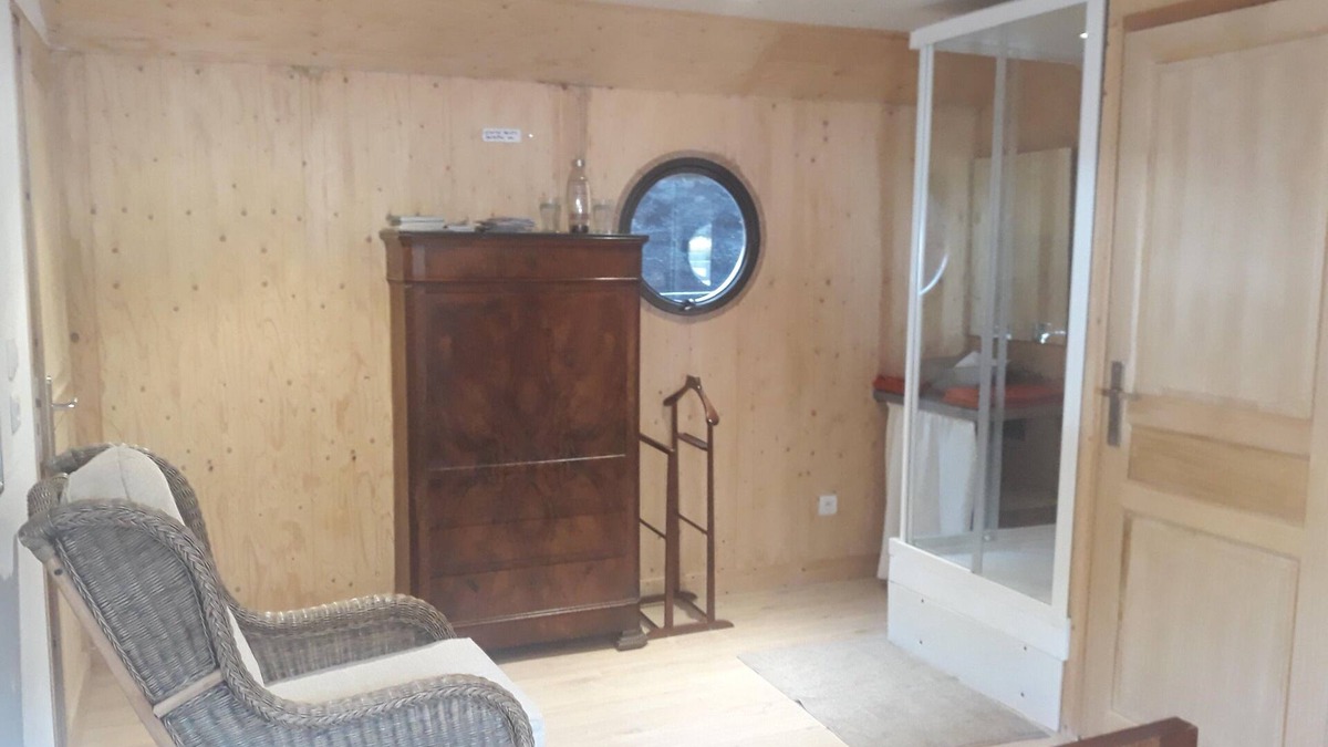2nd Arrondissement Boat Rental | ATYPICAL COMFORT ROOM ON A BARGE ON THE RIVER SAONE