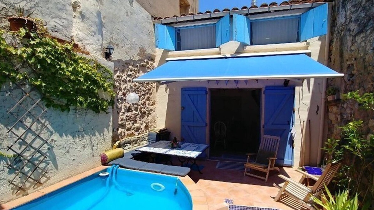 Pouzolles House | Atypical village house with swimming pool amidst vineyards
