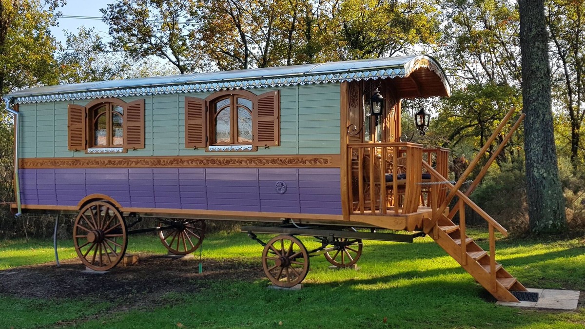 Bussac-Foret Bed & Breakfast | "AU BOIS CHERI" La Roulotte Gîte, Pool/Whirlpool