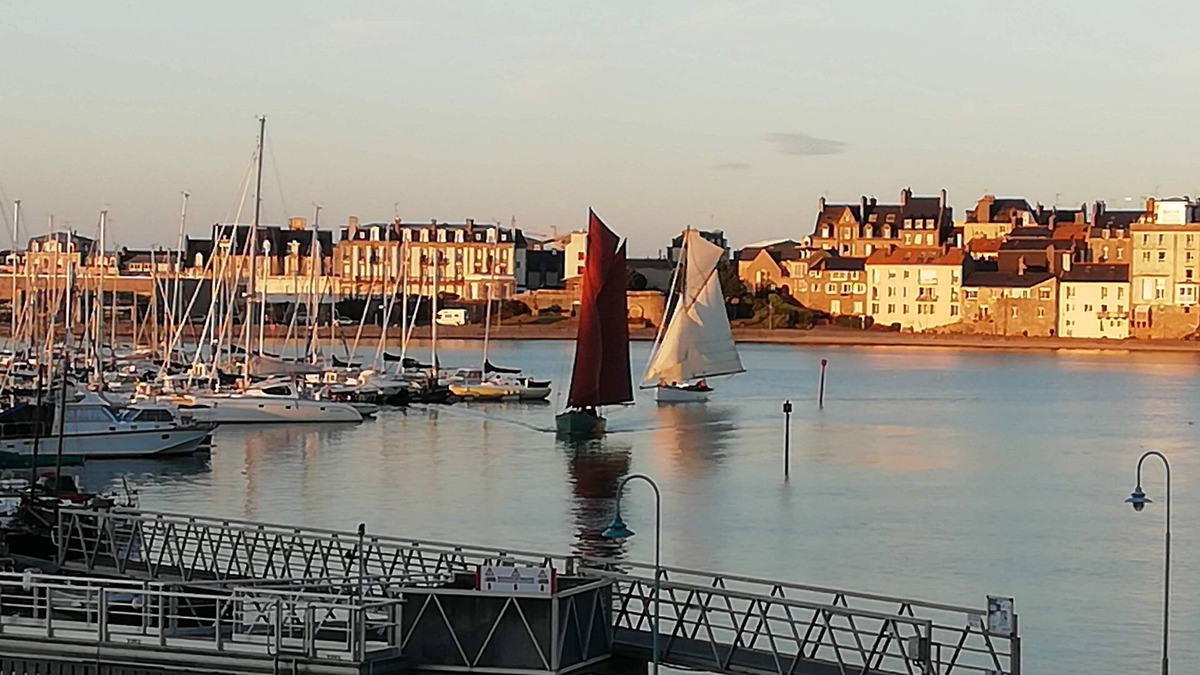 La Cite Apartment | Au Bord de Mer - apartment on marina with balcony and sea view.
