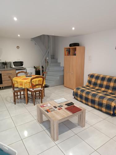 Saint-Vincent-Sterlanges Apartment | Au coin de la rue