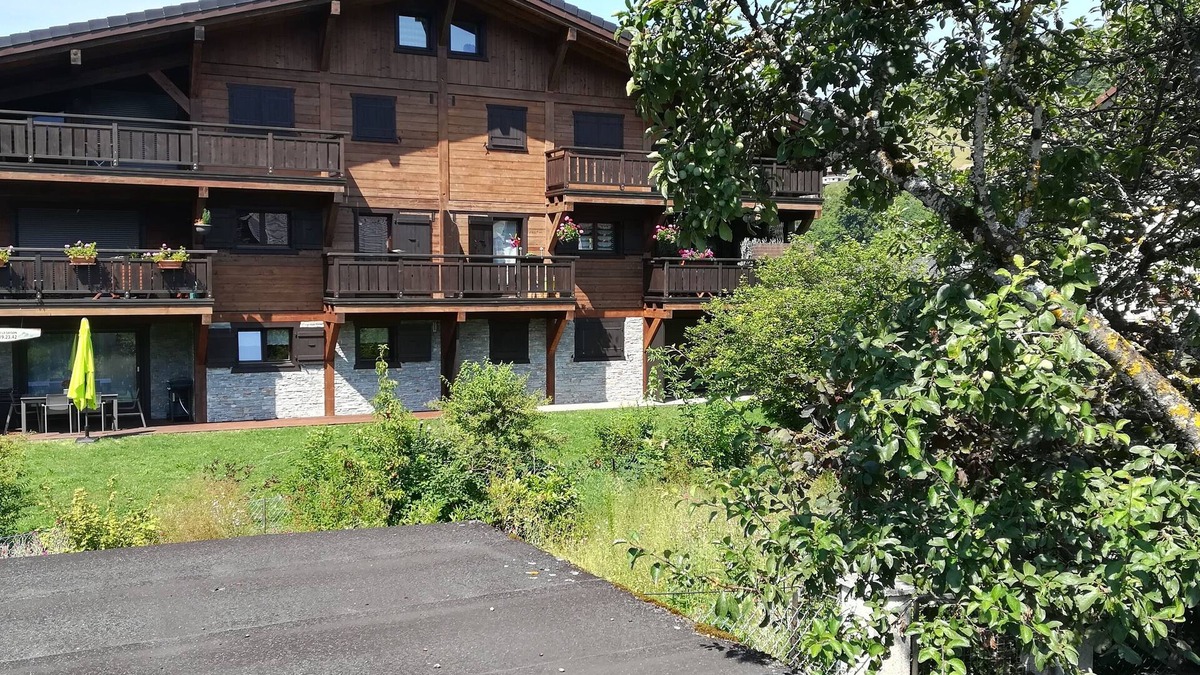 Bernex Apartment | AU FIL DE L'EAU APARTMENT IN COMFORTABLE CHALET BETWEEN LAKES AND MOUNTAINS
