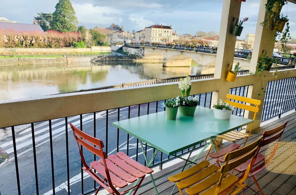 Saintes Apartment | "Au Fil de la Charente" - Coeur de Saintes - WIFI Clim - Classé 4 étoiles - 4 pers