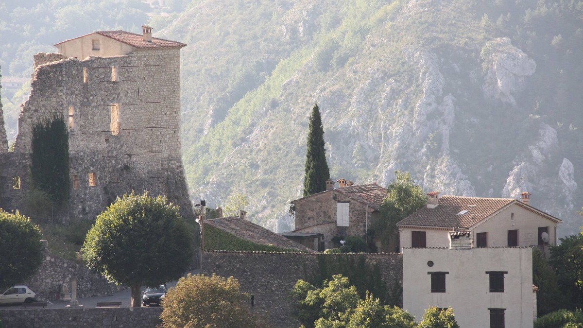 Greolieres Apartment | Au Pied du Château. Studio in the heart of the medieval village of Gréolières.