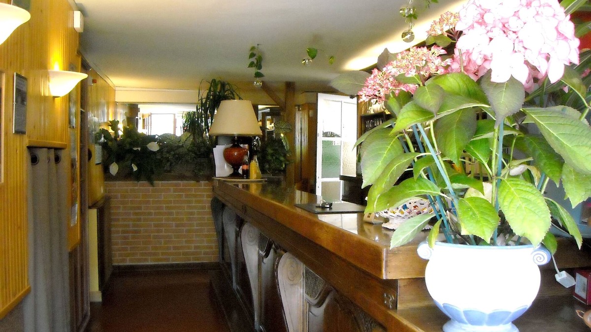 Crevecoeur-en-Auge Hotel | Auberge Du Cheval Blanc