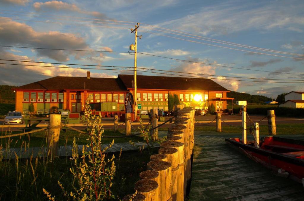 Sainte-Anne-des-Monts House | Auberge Internationale La Vieille École
