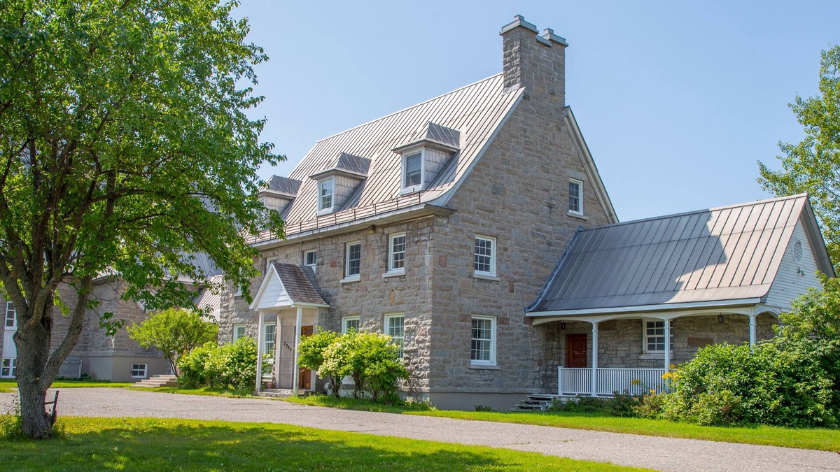 Jonquiere House | Auberge Québe Issime