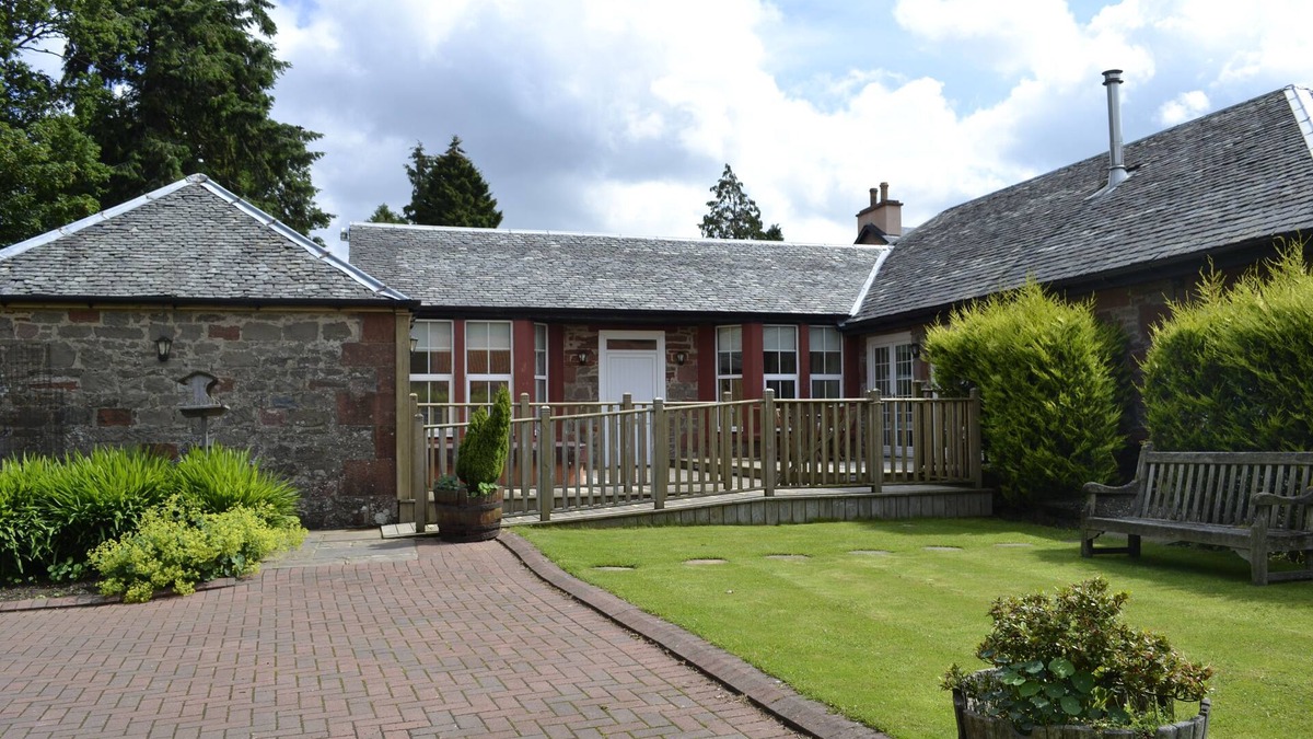 Arden Cottage | Auchendennan Farm Cottage - sleeps 6 guests in 3 bedrooms