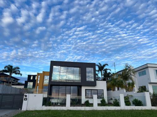Te Atatu Peninsula House | Auckland Sunrise Sea View