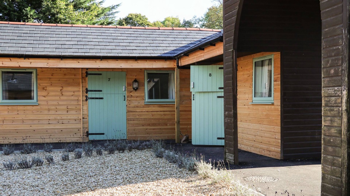 Aldermaston Wharf Apartment | AUDACIOUS - NO. 1, pet friendly, with a garden in Goring-On-Thames