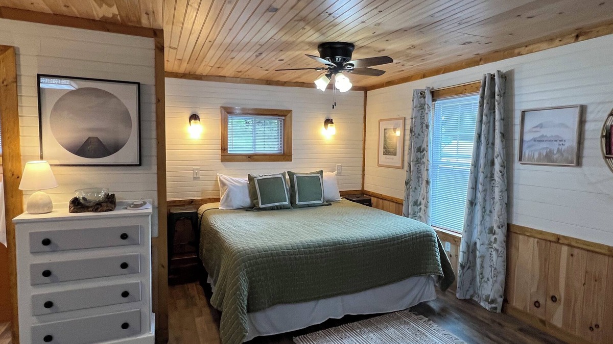 Rosman Cabin | 🍁Aug. & Sept. Sale!🍁Cozy Farm Cabin. Fire pit, Waterfall, Blue Ridge Parkway