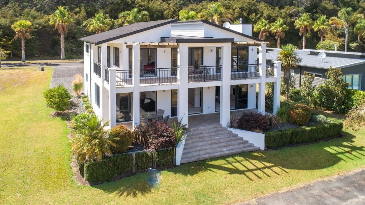 Pauanui House | Augusta Grand Pauanui, a Golfers Dream House