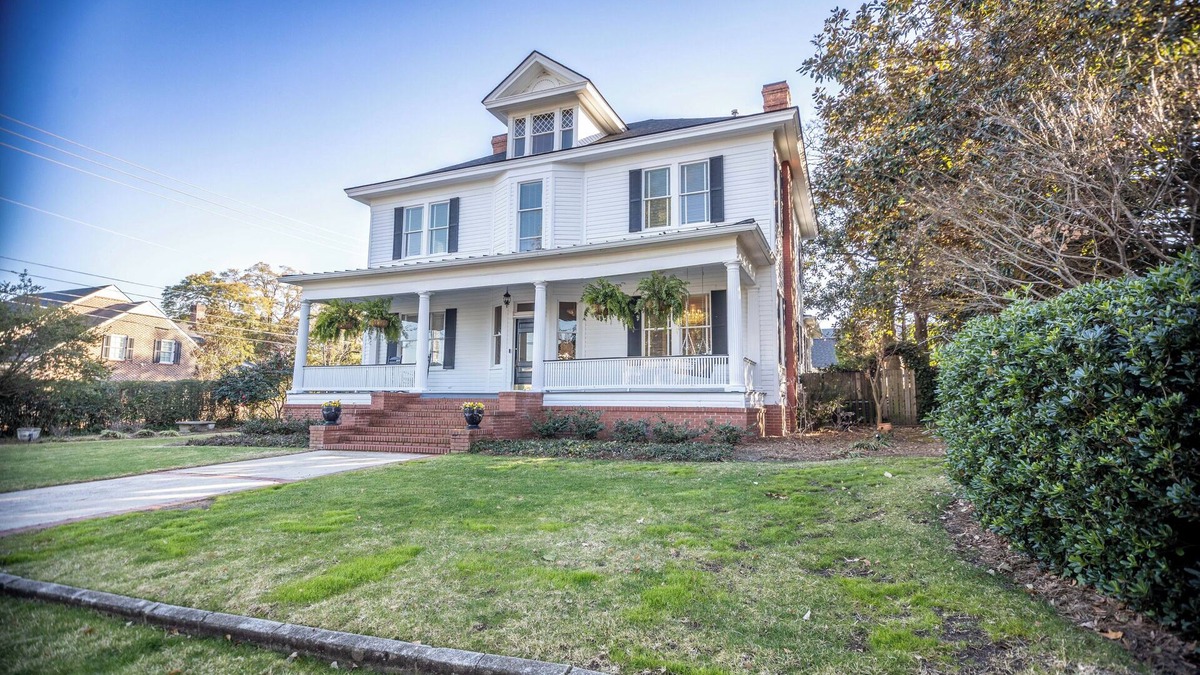Augusta House | Augusta's Gem - Player quality host home with 1 bed 1 bath detached cottage.