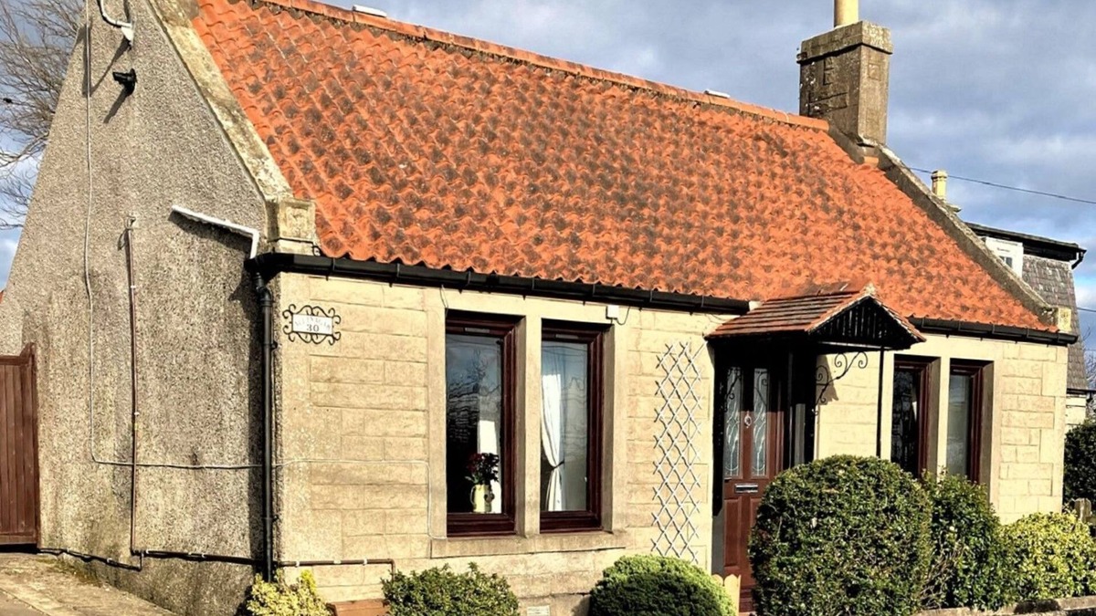 Leven Cottage | Aultnagar pet friendly, 2 bedrooms, sleeps 4, free WiFi near St Andrews Fife