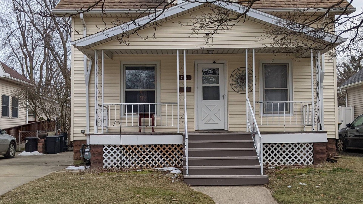 Monroe House | Aunt Rose's 3 BR sleeps 6 adults and 6 kids, 2 per bed.