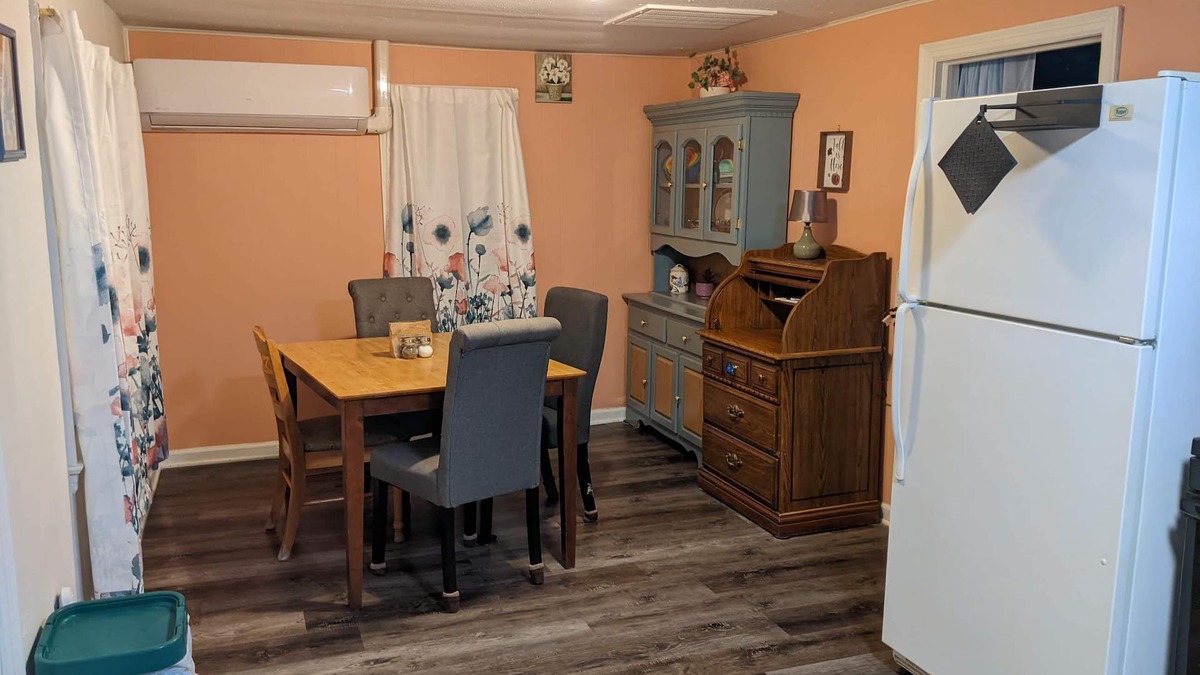Dundee Cottage | Aunt Rose's cozy 1 bedroom cottage on the River Raisin in Dundee MI