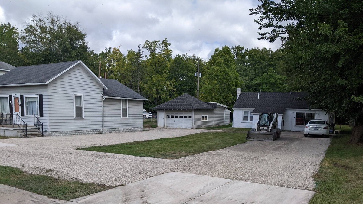 Dundee Cottage | Aunt Rose's Place 1 BR Cottage on the Raisin River in Dundee, MI