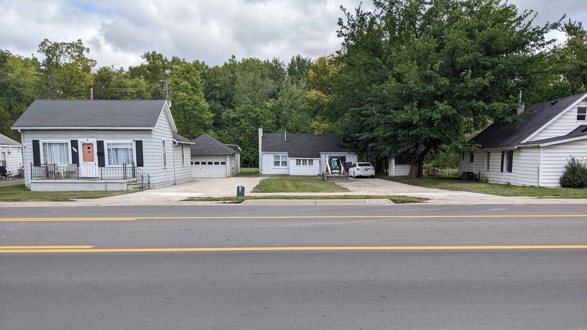 Dundee House | Aunt Rose's Place 2 BR Cottage on River Raisin Monroe Michigan