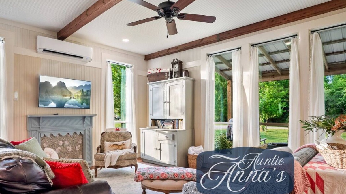 Hopkins County Cottage | Auntie Anna’s Country Retreat Serving Up Cinnamon Rolls!