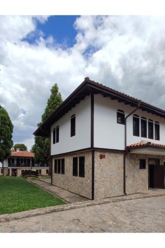 Dolna Banya House | Aura house