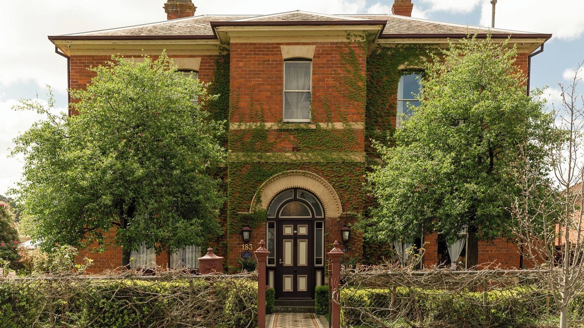 Ballarat East House | Aurum House: Heritage Style & Comfort for families, large groups, pet friendly