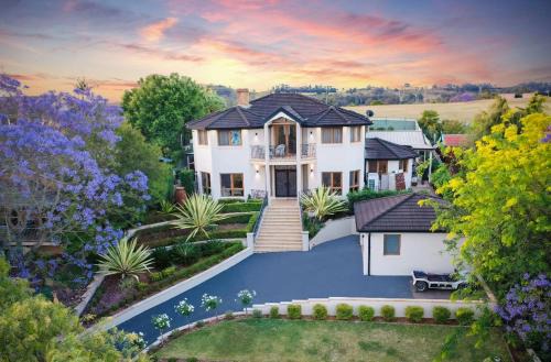 Glen Alpine House | Aussie Escape Poolside Comfort and Relaxation