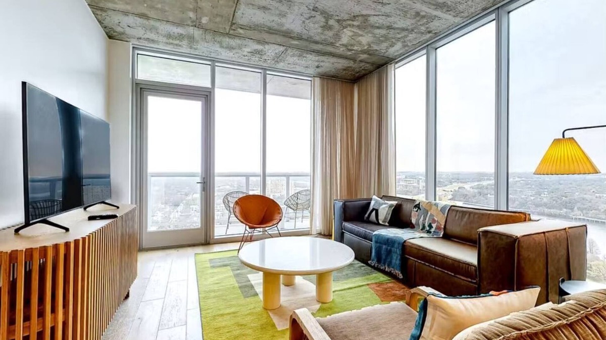 East Cesar Chavez Condo | Austin Downtown Condo - 1BR Lakeview 23rd-floor