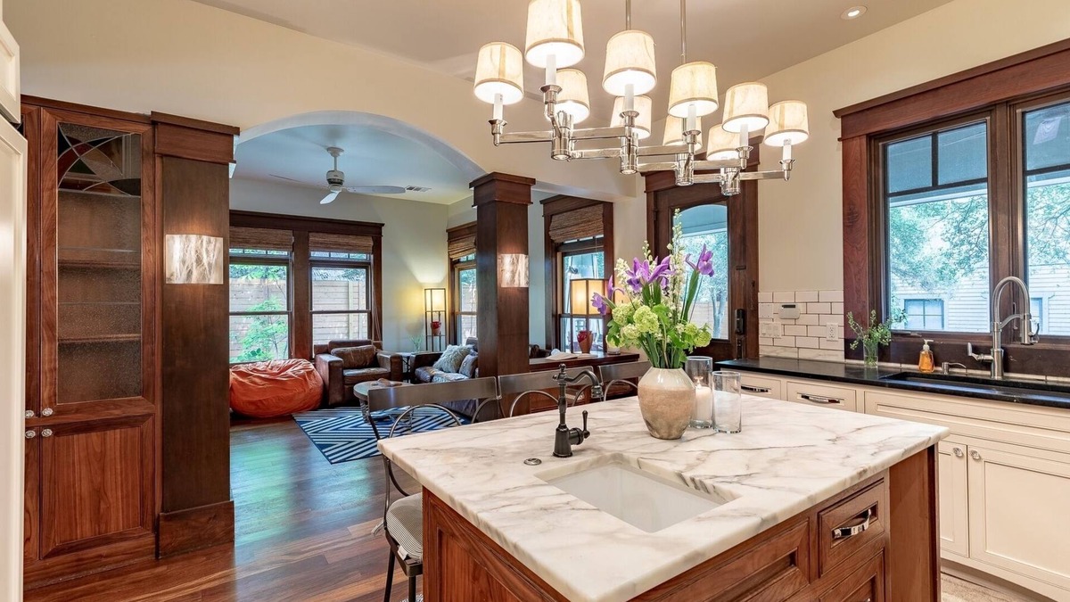 Swede Hill House | Austin Luxury Escape – 8 Bedrooms, Pool, Hot Tub, BBQ, & Steps from UT & Moody