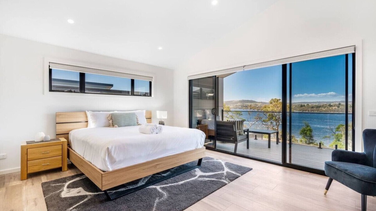 Austins Ferry Apartment | Austins Ferry Haven Modern Waterfront Retreat