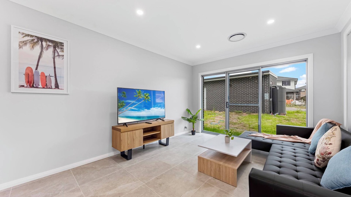 Austral House | Austral Brand New 3Br House with WiFi & Parking