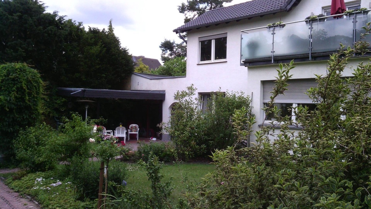 Roesrath Apartment | AusZeit guest apartment with terrace near the airport
