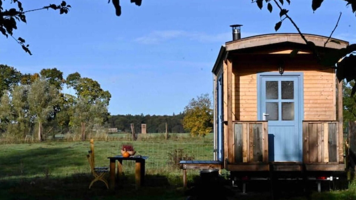 Dargun Cabin | Autarker Schäferwagen mit Kamin Ganzjährig Nutzbar