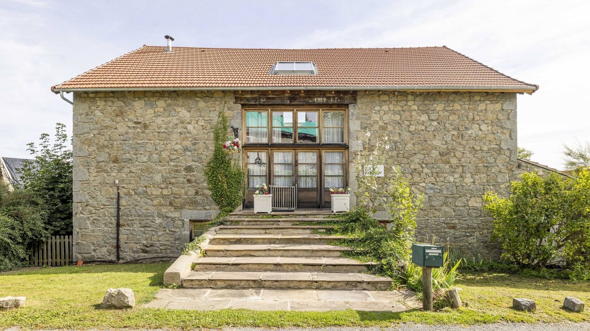 Gouttieres House | Authentic 100 year old barn, indoor pool