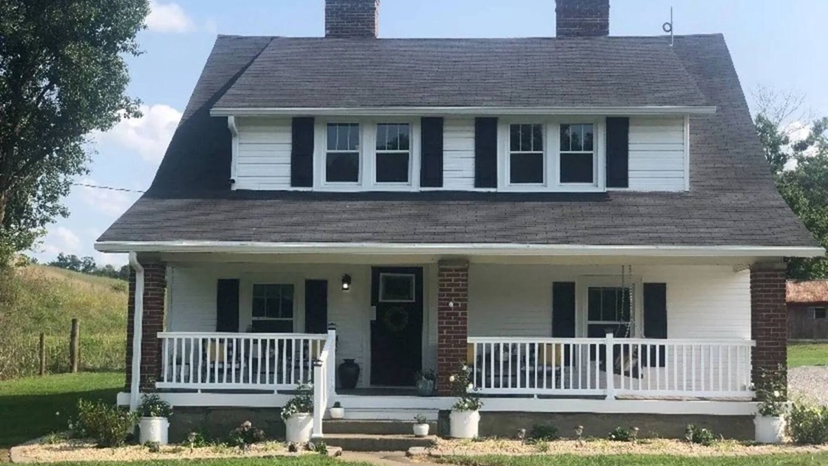 Stanford Other | Authentic 1920 entire farmhouse, pet friendly, country , porch swing and creek.
