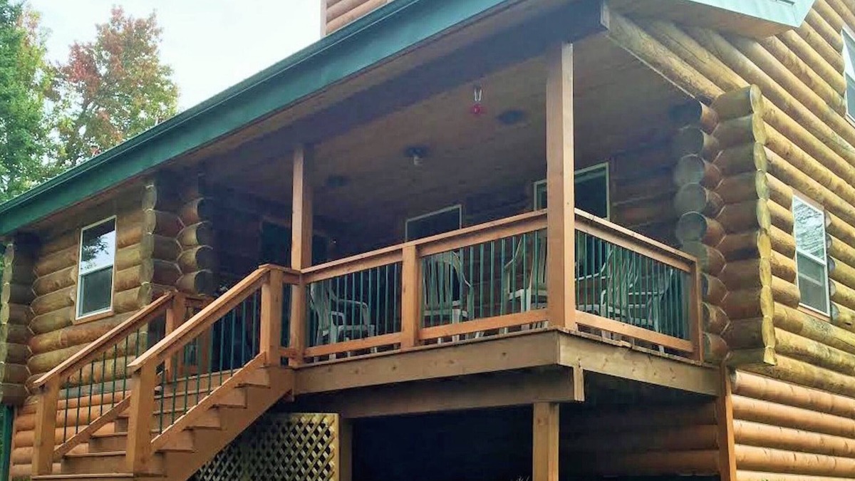 North Carlton Cabin | Authentic 3 Level Log Cabin. 3 Bedrooms, 3 Baths