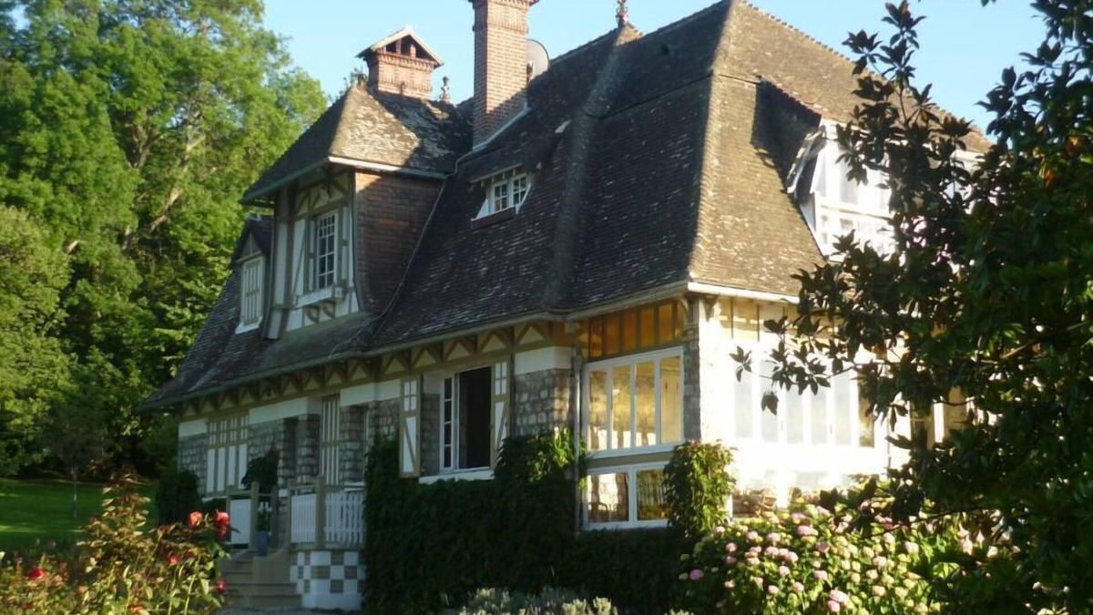 Villerville Villa | Authentic and spacious Normandy Manor direct sea view