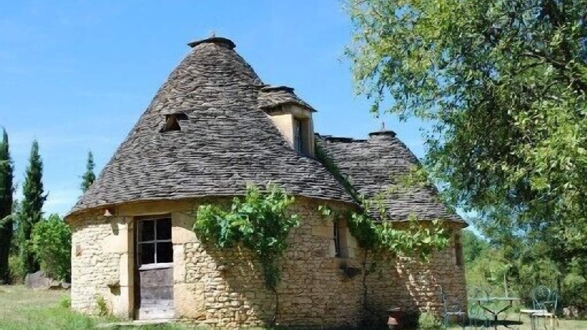 Savignac-de-Miremont Cottage | Authentic 'Borie of Le Cause' stone -built and roofed in Périgord Noir