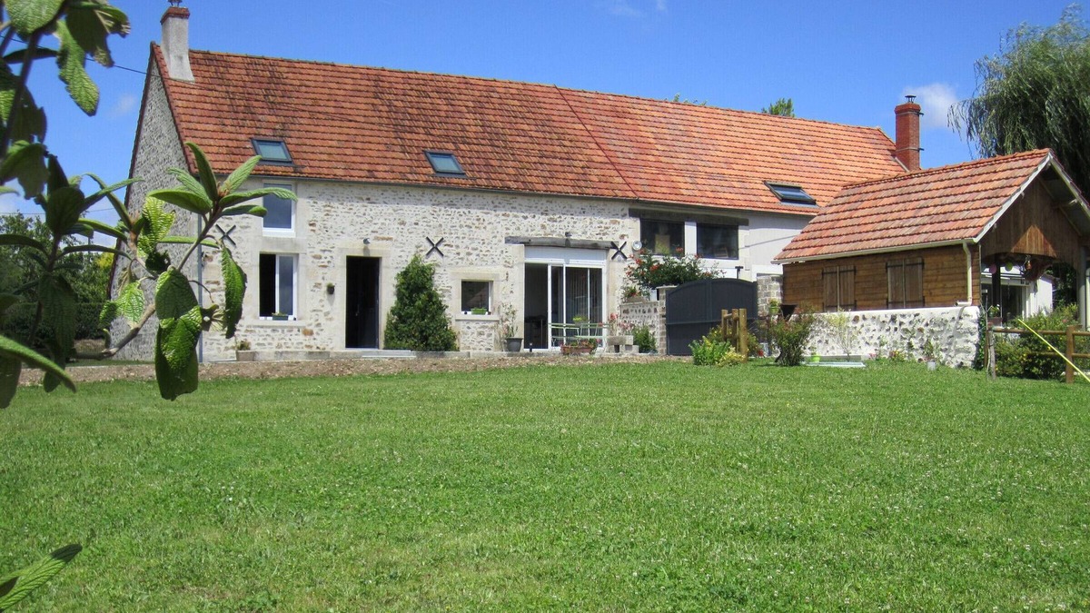 Nohant-Vic Cottage | Authentic Charm in Berry, 11 Pax, Garden and Wifi