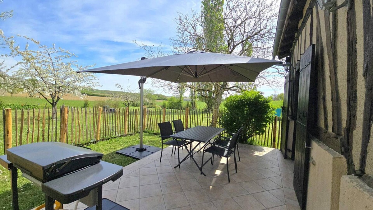 Sainte-Sabine-Born Cottage | Authentic Cottage with Garden and Pool