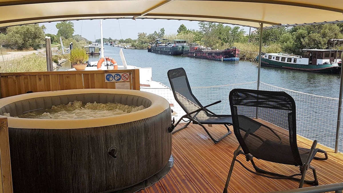 Aigues-Mortes Boat Rental | Authentic, comfortable houseboat 2 steps from the ramparts