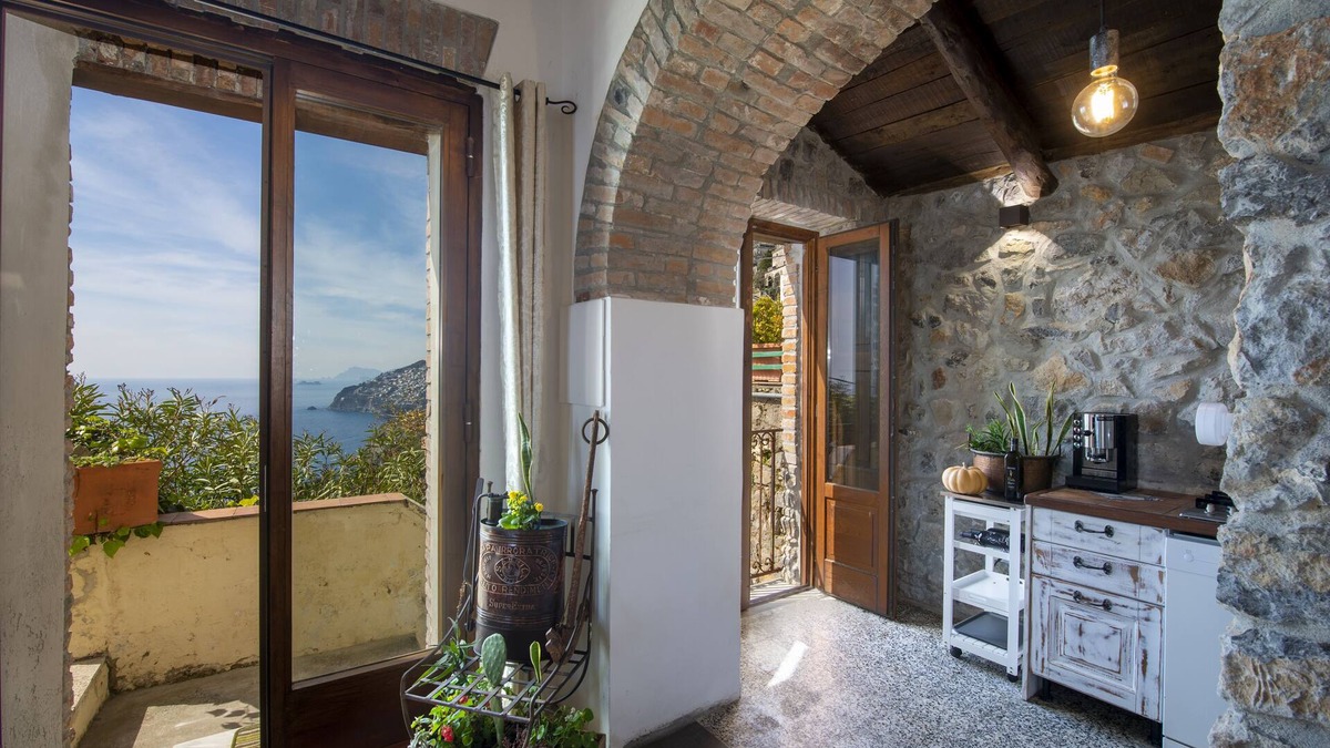 Conca dei Marini House | Authentic cottage with exposed beams and Vietri majolica